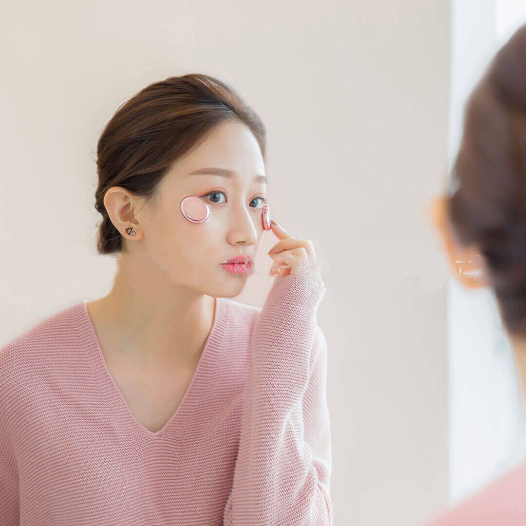 Eye wrinkle refining device